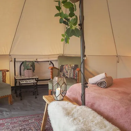 Bell Tent Deluxe Met Hot-tub Luxury tent *